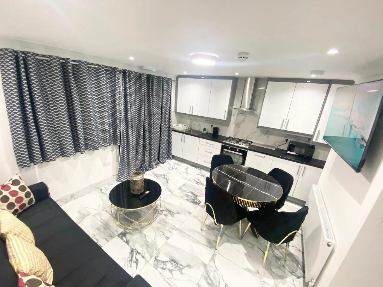 Holiday home The Royal Boutique Kensington Lodge By London , Sleep 11
